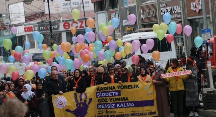 25 Kasım: İşgalci Vali’nin eşi erkekler öncülüğünde yürüdü!