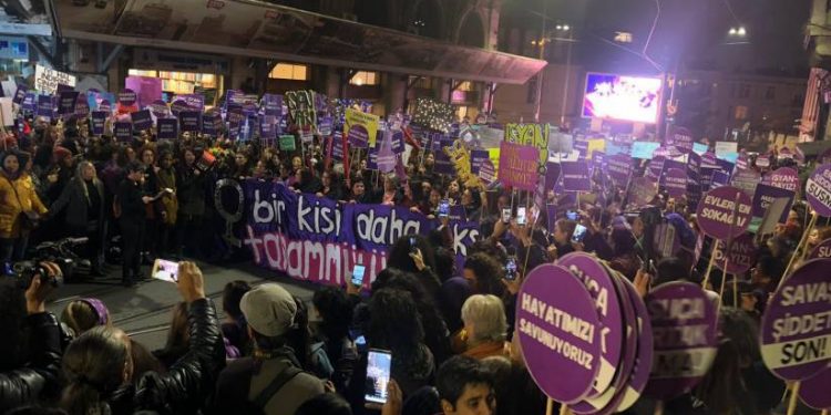 25 Kasım: Taksim’de kadınlar alanlarda