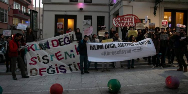 Antikapitalist Öğrenciler: Sorun bizde değil, zenginliğine zenginlik katanlar da