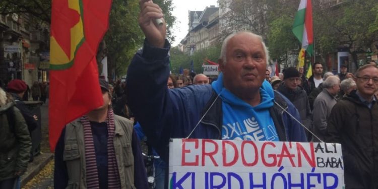 Çetebaşı Erdoğan, gittiği Budapeşte’de protesto edildi: Kürtlerin katili!