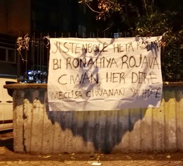 İstanbul’da gençlerden Rojava için pankartlı eylem