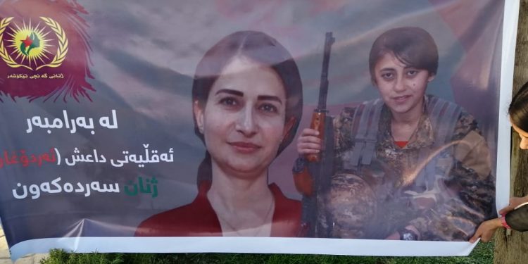 Genç kadınlar Ranya kentinde pankart astı