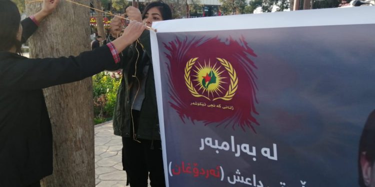 Genç kadınlar Ranya kentinde pankart astı