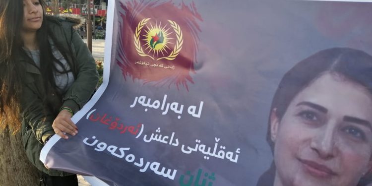 Genç kadınlar Ranya kentinde pankart astı