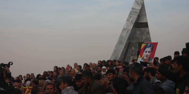 Cenga Rojava Direnişi şehitleri için görkemli tören