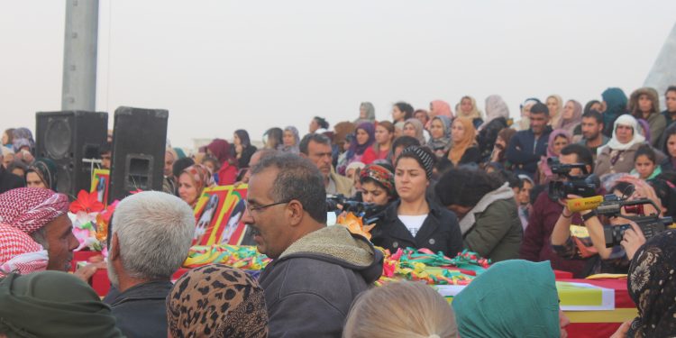 Cenga Rojava Direnişi şehitleri için görkemli tören
