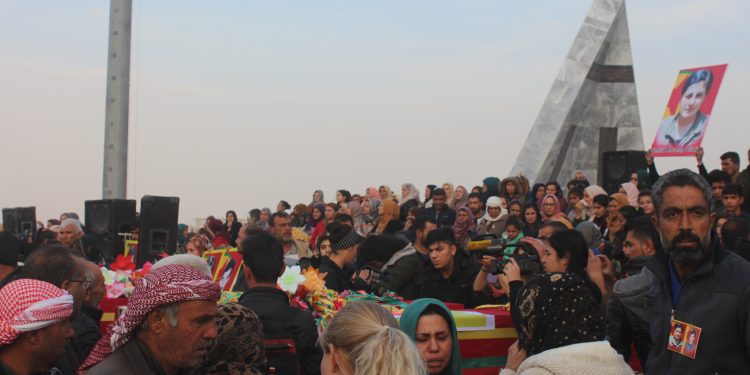 Cenga Rojava Direnişi şehitleri için görkemli tören