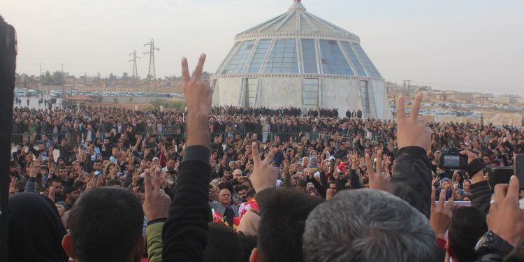 Cenga Rojava Direnişi şehitleri için görkemli tören