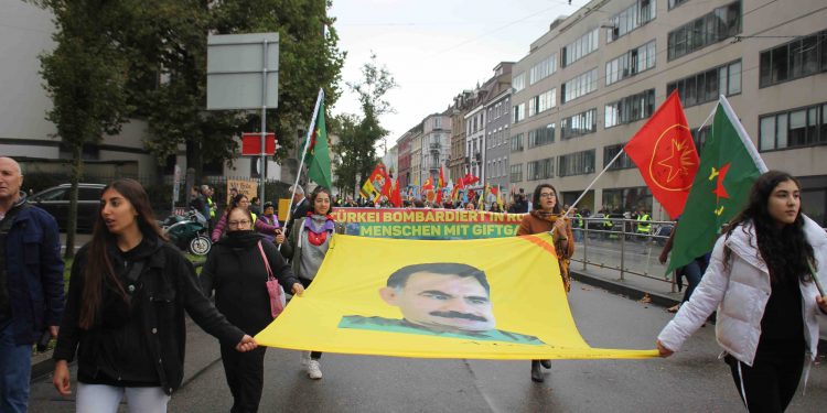 İsviçre’de binler haykırdı: Rojava işgaline geçit yok!