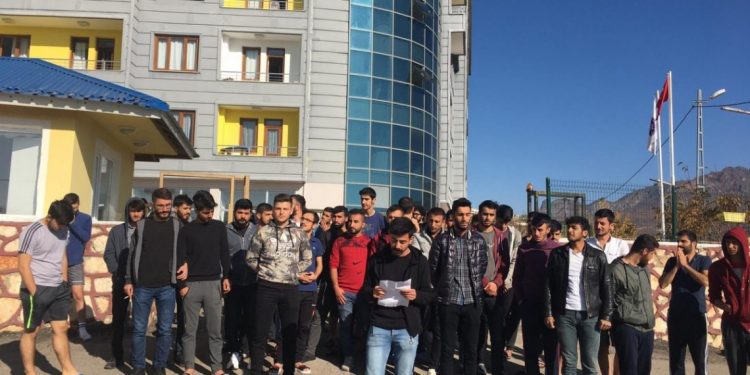 Munzur Üniversitesi öğrencileri yurtlardaki kötü koşullara karşı eylemde