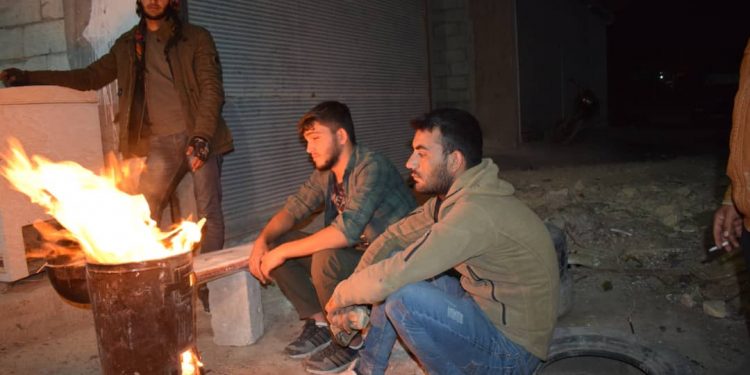 Kobanê gençliği, işgalcilere karşı sınır nöbetinde