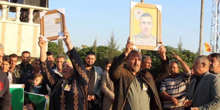 Cenga Rojava şehitlerini binler uğurladı