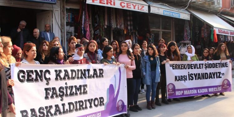 Genç kadınlar, “Genç Kadınlar faşizme başkaldırıyor” pankartıyla alanlarda