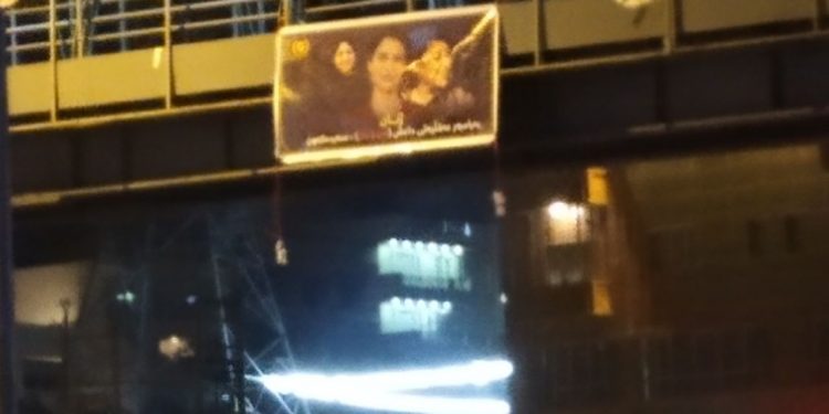 Silêmaniyê’de genç kadınlar pankart astı