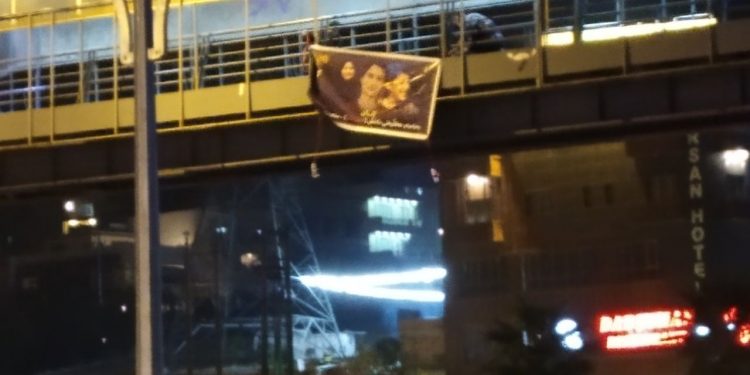 Silêmaniyê’de genç kadınlar pankart astı