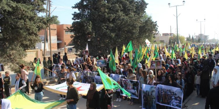Dirbêsiyê’de halk alanlara çıktı