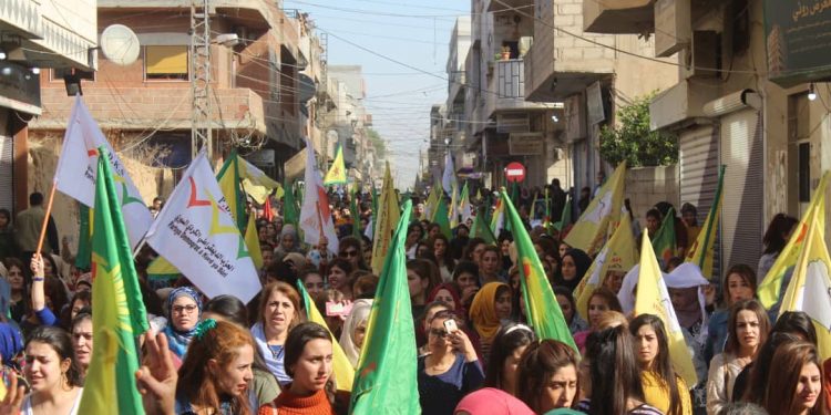 Dirbêsiyê’de halk alanlara çıktı