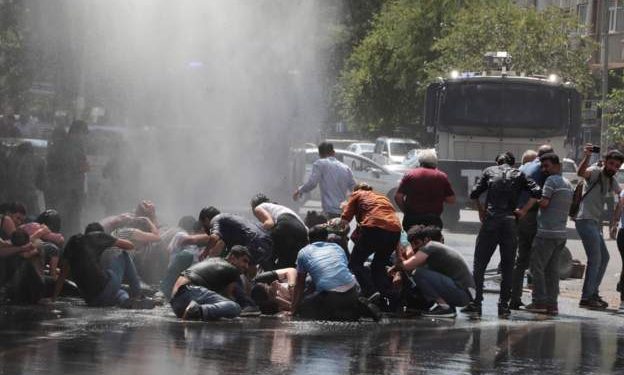 Polisler ülkemizden defolun