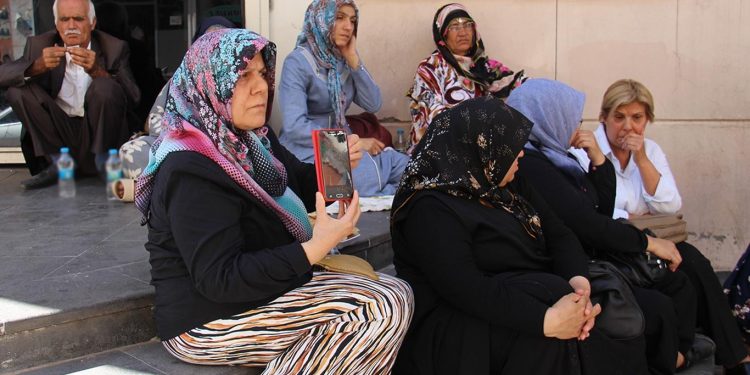 İşgalci Türk polisi HDP önünde beklemeleri için para teklif etti