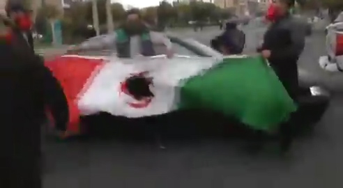 Rojhilat Kurdistan’ı ve İran’da halk ayakta: İran bayrakları ateşe verildi