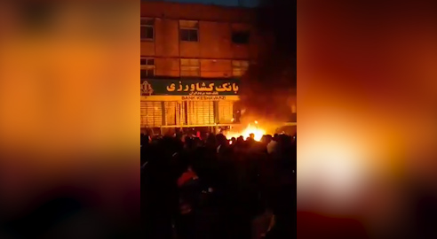 Rojhilat Kurdistan’ı ve İran’da halk ayakta: İran bayrakları ateşe verildi