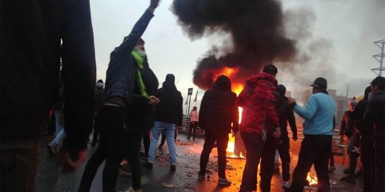 Rojhılat ve İran’da isyan büyüyor: Öğrenciler de eylemlere katıldı