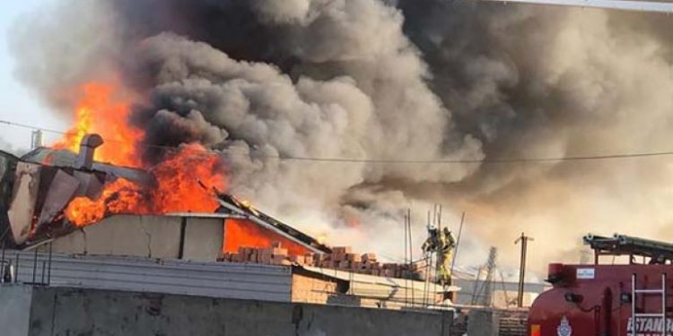 Arnavutköy’de fabrikada yangını