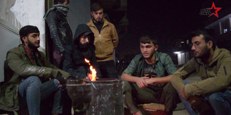 Kobanê gençliği, işgalcilere karşı sınır nöbetinde