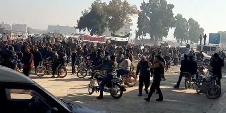 İdlib’de yüzlerce kişi işgalci Türk devletin protesto etti