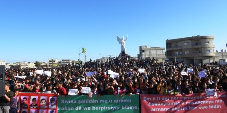 Kobanê’de binlerce öğretmen ve öğrenci işgal saldırılarına karşı yürüdü