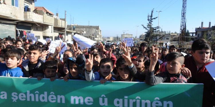Kobanê’de binlerce öğretmen ve öğrenci işgal saldırılarına karşı yürüdü