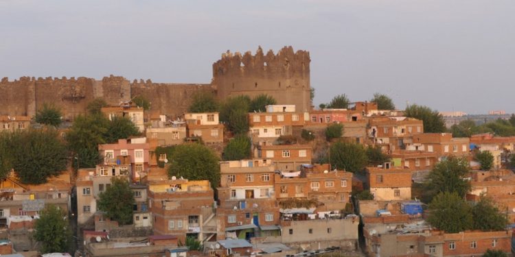 O taşlara yüreklerini koyanların ahı peşinizi bırakmaz