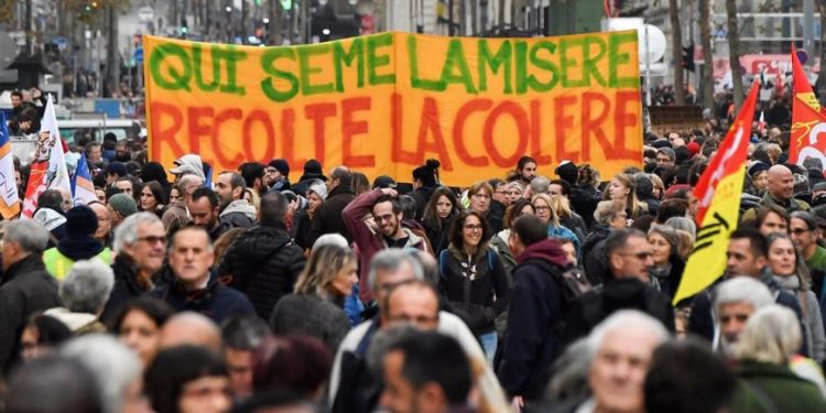 Fransa’da süresiz grev