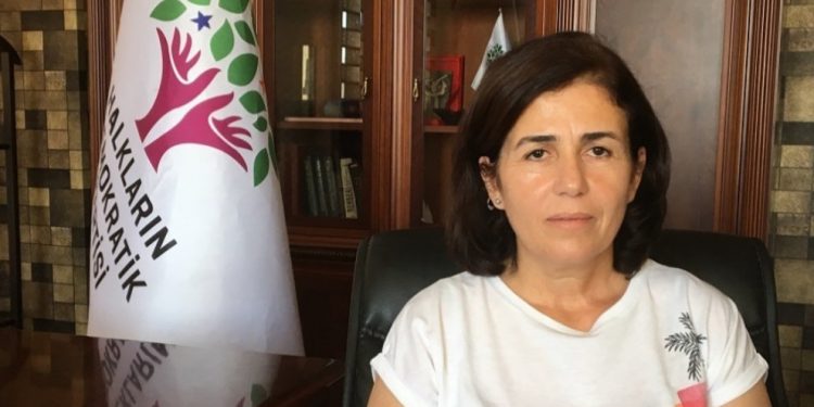 Sur Belediyesine saldırı, Eşbaşkan Filiz Buluttekin gözaltına alındı