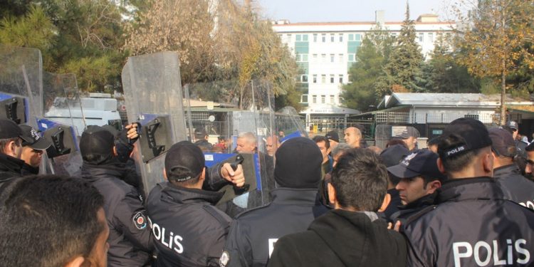 Amed’de Belediye eşbaşkanlarının tutuklanması protesto edildi
