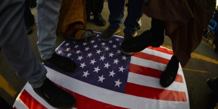 Bağdat’ta binlerce kişi ABD büyükelçiliğini hedef aldı