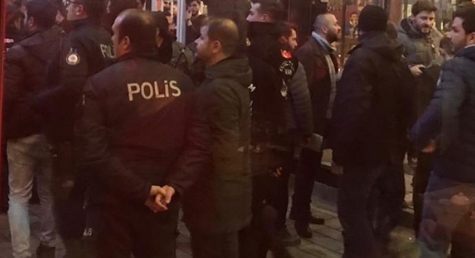 Wan’da esnafa ters kelepçe ile gözaltı