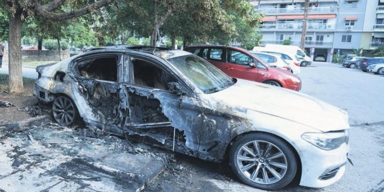 Faşist Türk diplomatın aracı ateşe verildi