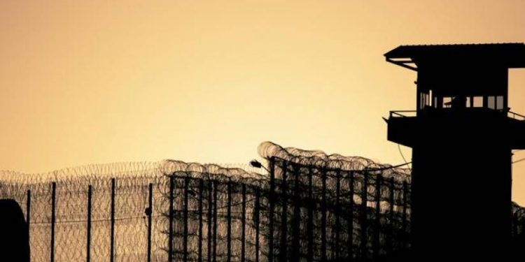 Faşist cezaevi yönetimi kadın tutsakları çıplak arama ile tehdit ediyor