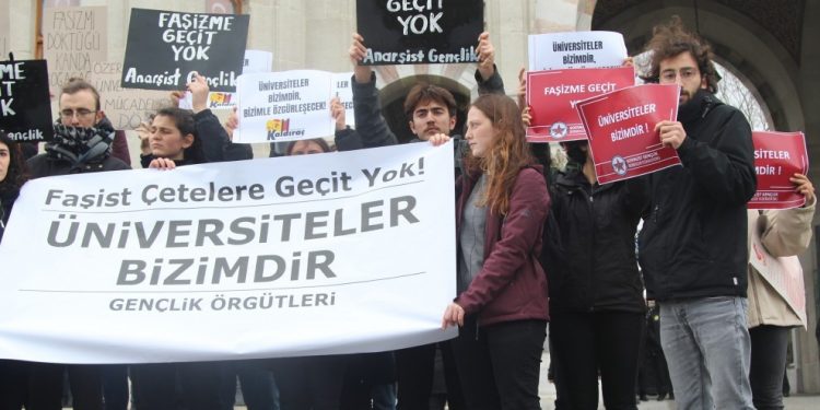 Öğrencilerden “Faşist çetelere geçit yok, Üniversiteler bizimdir” pankartlı eylem