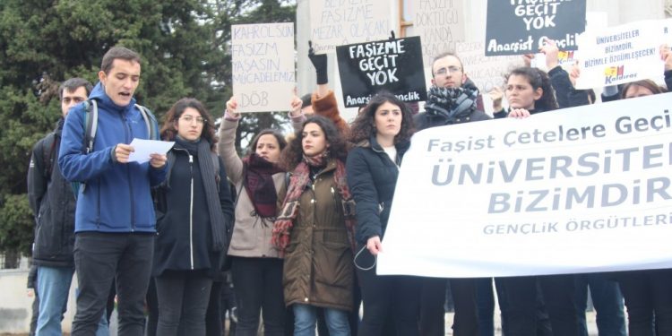 Öğrencilerden “Faşist çetelere geçit yok, Üniversiteler bizimdir” pankartlı eylem