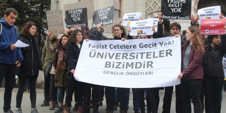 Öğrencilerden “Faşist çetelere geçit yok, Üniversiteler bizimdir” pankartlı eylem