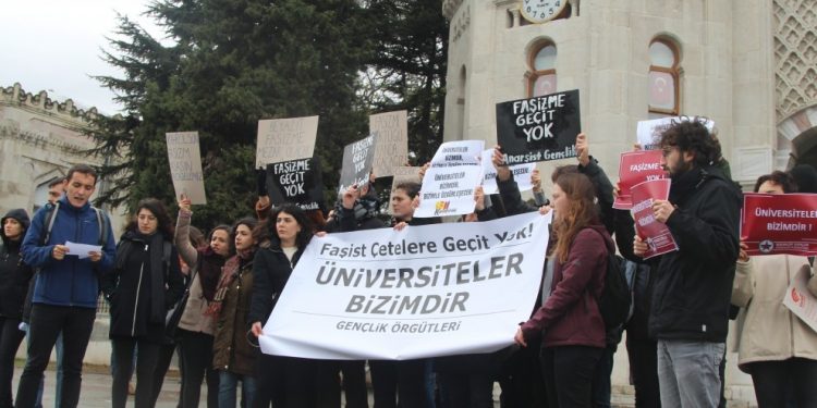Öğrencilerden “Faşist çetelere geçit yok, Üniversiteler bizimdir” pankartlı eylem