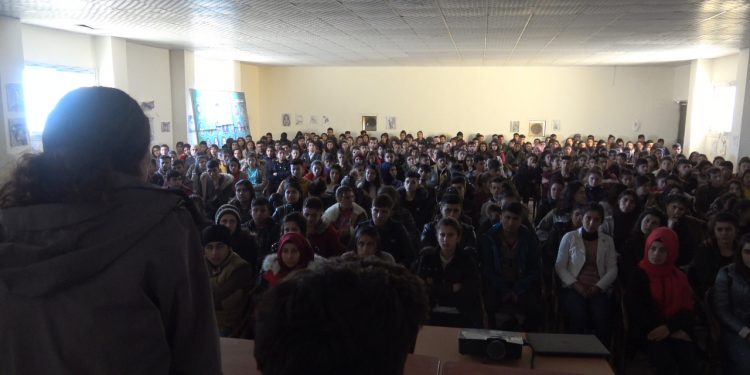 Kobanê’de lise öğrencileri bir araya geldi