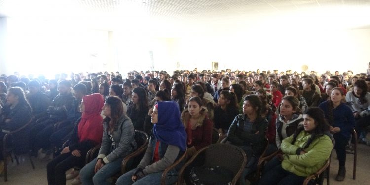 Kobanê’de lise öğrencileri bir araya geldi