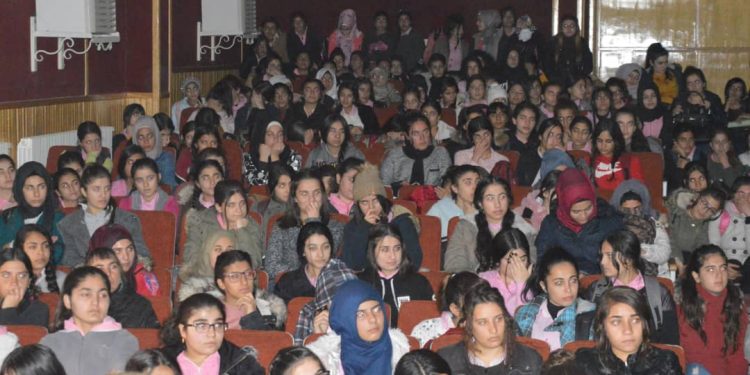 Yekîtiya Jinên Ciwan, 25 Kasım ve 10 Aralık konulu seminer gerçekleştirdi