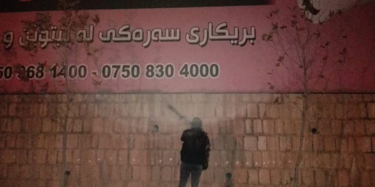 Genç kadınlardan Türk mallarının boykotuna ilişkin afiş