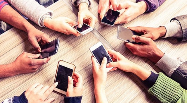 Dünya genelinde gençlerin 4/1 telefonu işlevsiz kullanıyor