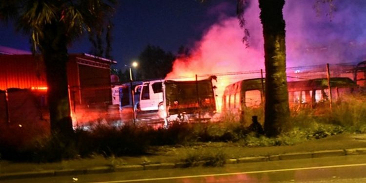 SON DAKİKA – İzmir ve İstanbul’da eylemler: 5 araç ve 2 kamyon ateşe verildi