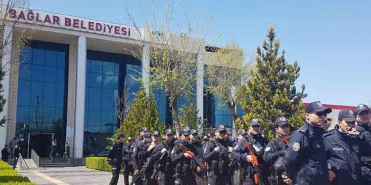 Amed sömürge valiliği seçilmiş meclis üyelerinin yerine kayyum atadı